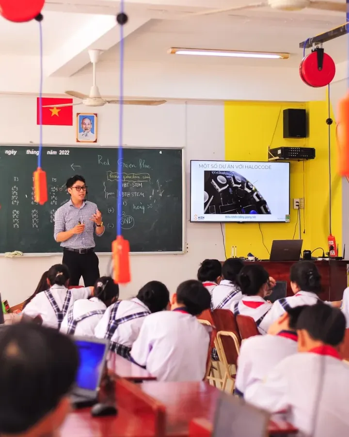 Phòng học và bảng niêm yết